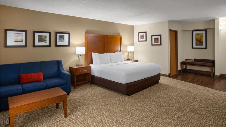 Wingate by Wyndham New Stanton Suite