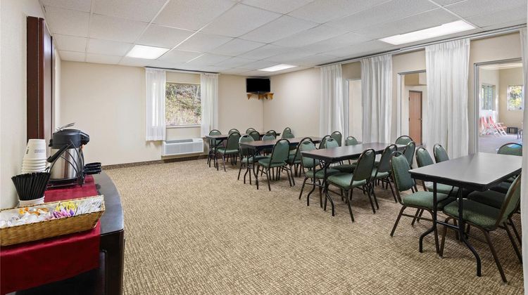 Wingate by Wyndham New Stanton Meeting