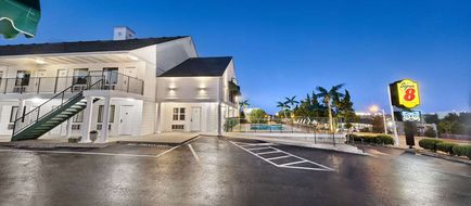 Super 8 by Wyndham Branson Exterior
