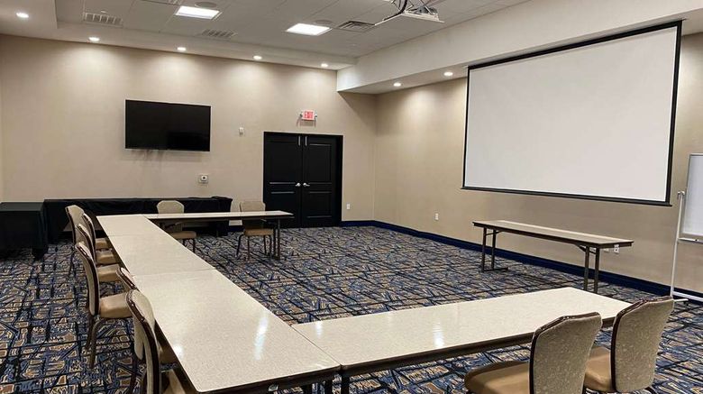 <b>La Quinta Inn & Suites Lubbock Southwest Meeting</b>. Images powered by <a href="https://iceportal.shijigroup.com/" title="IcePortal" target="_blank">IcePortal</a>.