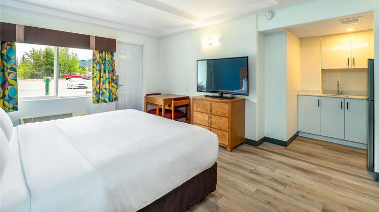 Quality Inn and Suites Clearwater Room