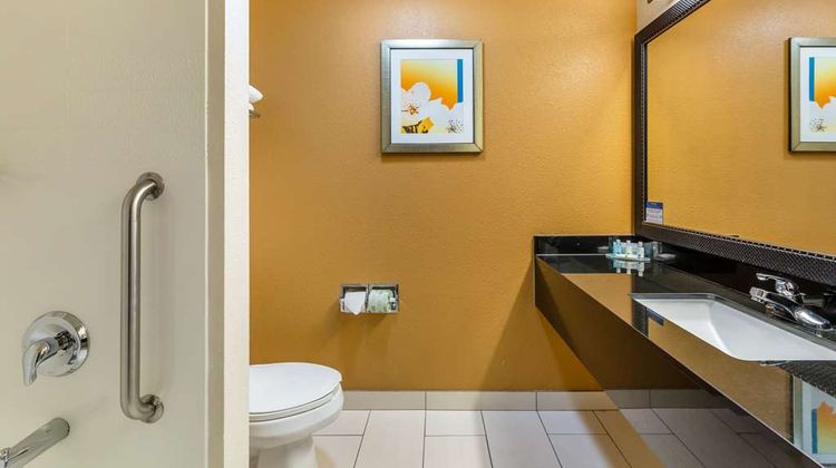 Quality Inn & Suites Sandusky Room