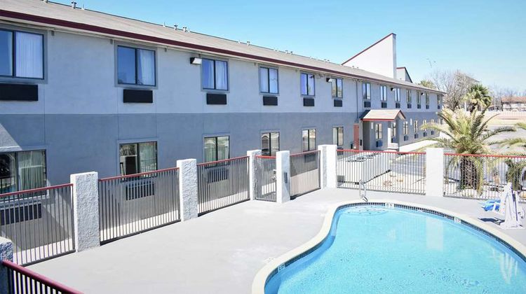 Super 8 by Wyndham New Braunfels I-35 Pool