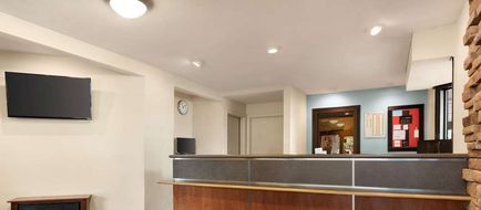 Super 8 by Wyndham Findlay Lobby