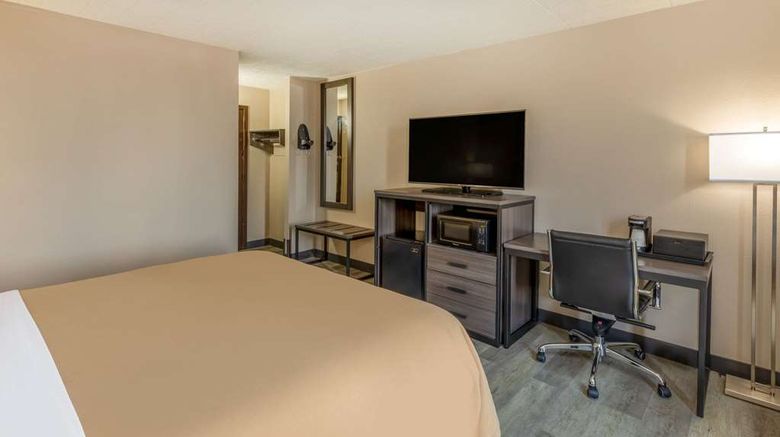 <b>Super 8 by Wyndham Laredo Room</b>. Images powered by <a href="https://iceportal.shijigroup.com/" title="IcePortal" target="_blank">IcePortal</a>.