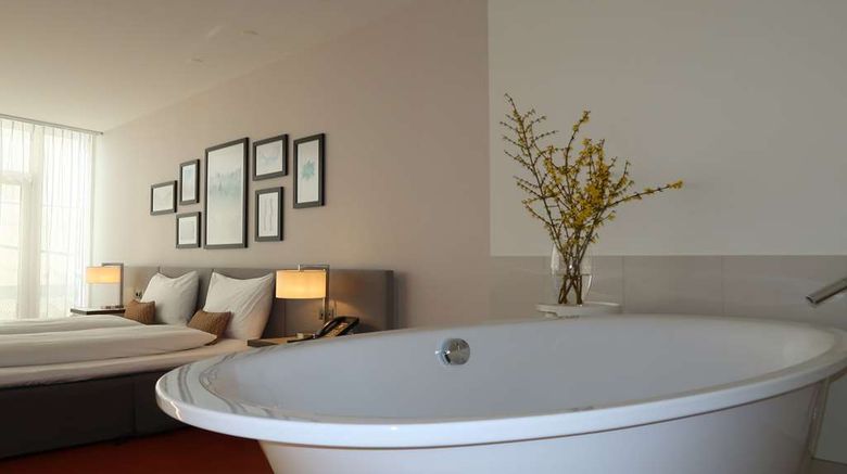 <b>Hotel & Conference Center Sempachersee Suite</b>. Images powered by <a href="https://iceportal.shijigroup.com/" title="IcePortal" target="_blank">IcePortal</a>.