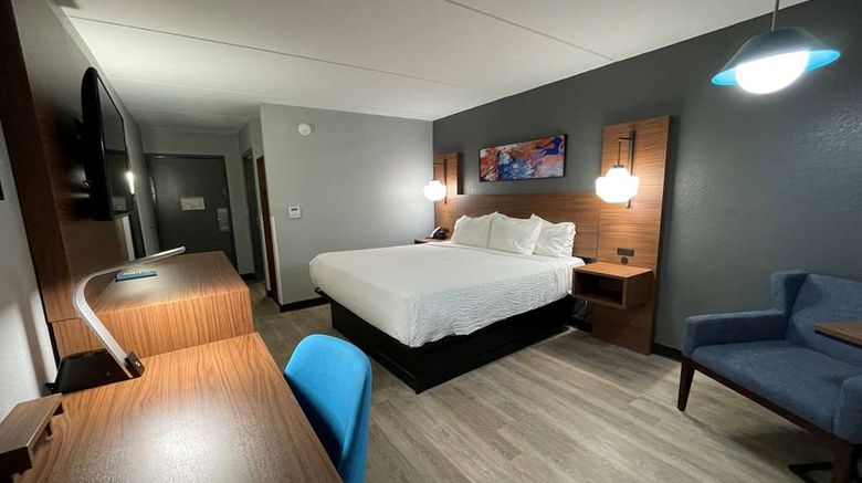 <b>La Quinta Inn & Suites Fayetteville I-95 Room</b>. Images powered by <a href="https://iceportal.shijigroup.com/" title="IcePortal" target="_blank">IcePortal</a>.