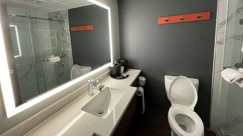 <b>La Quinta Inn & Suites Fayetteville I-95 Room</b>. Images powered by <a href="https://iceportal.shijigroup.com/" title="IcePortal" target="_blank">IcePortal</a>.
