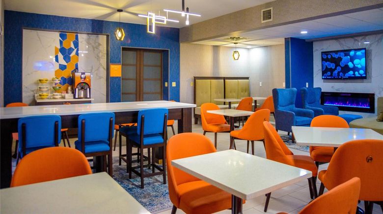 <b>La Quinta Inn & Suites Fayetteville I-95 Lobby</b>. Images powered by <a href="https://iceportal.shijigroup.com/" title="IcePortal" target="_blank">IcePortal</a>.