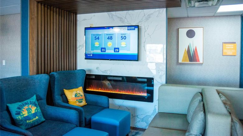 <b>La Quinta Inn & Suites Fayetteville I-95 Lobby</b>. Images powered by <a href="https://iceportal.shijigroup.com/" title="IcePortal" target="_blank">IcePortal</a>.