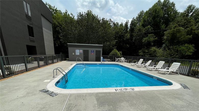<b>La Quinta Inn & Suites Fayetteville I-95 Pool</b>. Images powered by <a href="https://iceportal.shijigroup.com/" title="IcePortal" target="_blank">IcePortal</a>.
