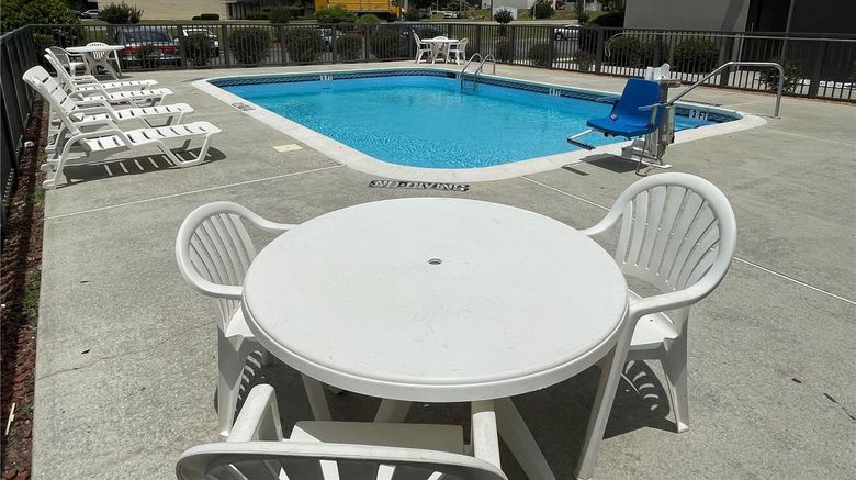 <b>La Quinta Inn & Suites Fayetteville I-95 Pool</b>. Images powered by <a href="https://iceportal.shijigroup.com/" title="IcePortal" target="_blank">IcePortal</a>.