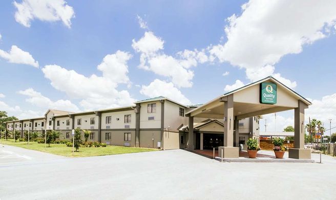 Quality Suites Hobby Airport Exterior
