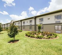 Quality Suites Hobby Airport Exterior