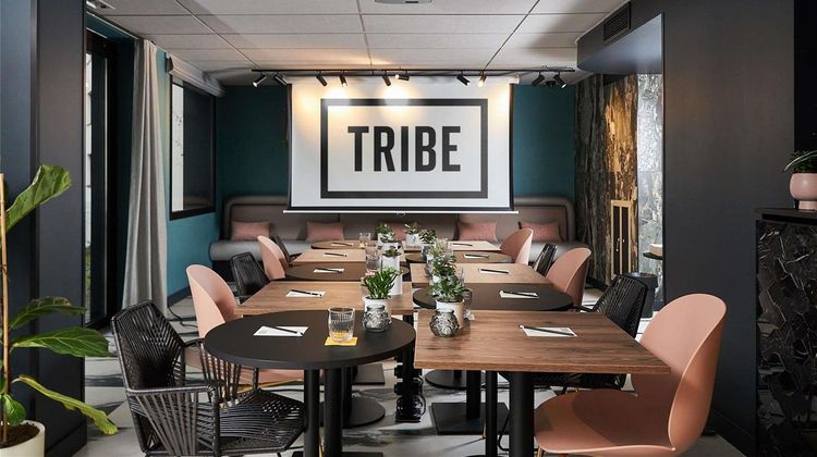 Tribe Paris La Defense Esplanade Meeting