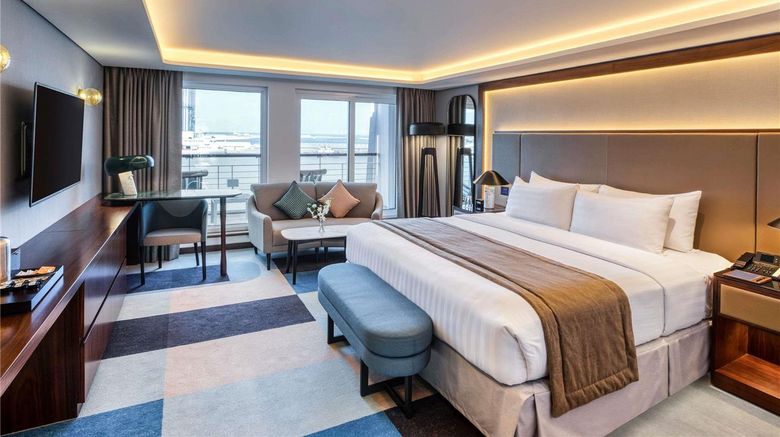 <b>Queen Elizabeth 2 Floating Hotel Room</b>. Images powered by <a href="https://iceportal.shijigroup.com/" title="IcePortal" target="_blank">IcePortal</a>.