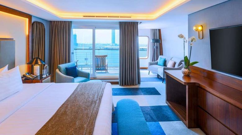 <b>Queen Elizabeth 2 Floating Hotel Suite</b>. Images powered by <a href="https://iceportal.shijigroup.com/" title="IcePortal" target="_blank">IcePortal</a>.