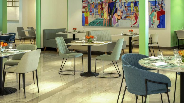 <b>Queen Elizabeth 2 Floating Hotel Restaurant</b>. Images powered by <a href="https://iceportal.shijigroup.com/" title="IcePortal" target="_blank">IcePortal</a>.