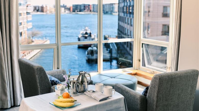 <b>Battery Wharf Hotel, Boston Waterfront Room</b>. Images powered by <a href="https://iceportal.shijigroup.com/" title="IcePortal" target="_blank">IcePortal</a>.