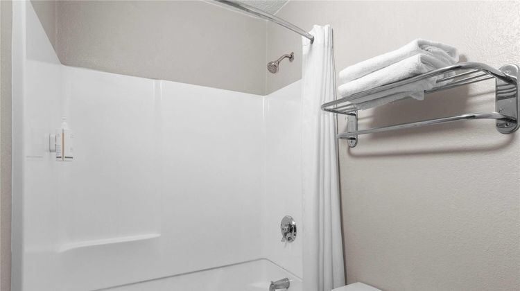 Super 8 by Wyndham Charleston Room