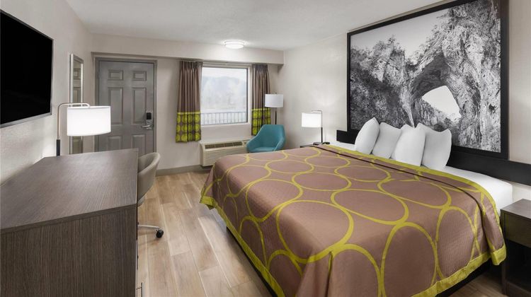 Super 8 by Wyndham Charleston Room