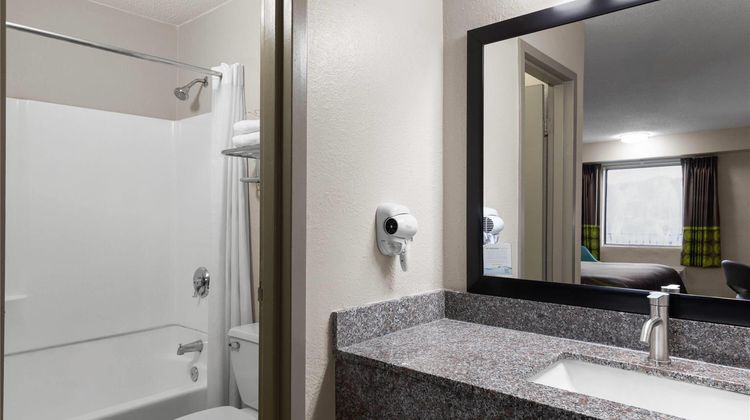 Super 8 by Wyndham Charleston Room