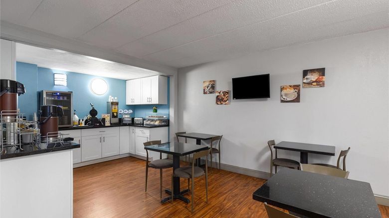 <b>Super 8 by Wyndham Charleston Other</b>. Images powered by <a href="https://iceportal.shijigroup.com/" title="IcePortal" target="_blank">IcePortal</a>.