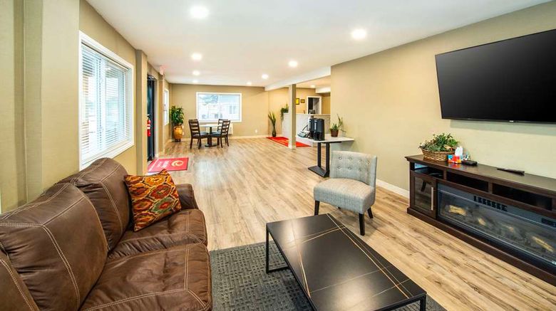<b>Econo Lodge Inn and Suites Pincher Creek Lobby</b>. Images powered by <a href="https://iceportal.shijigroup.com/" title="IcePortal" target="_blank">IcePortal</a>.