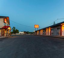 Econo Lodge Inn and Suites Pincher Creek Exterior