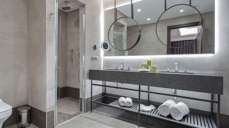 <b>DoubleTree by Hilton Canakkale Room</b>. Images powered by <a href="https://iceportal.shijigroup.com/" title="IcePortal" target="_blank">IcePortal</a>.
