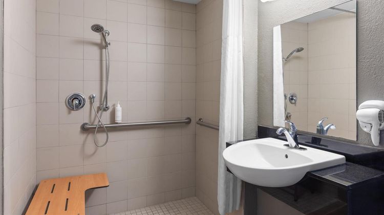 Days Inn by Wyndham Charleston E Room