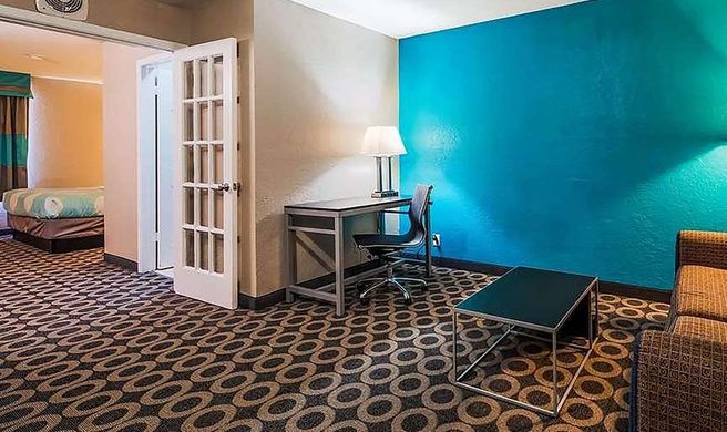 Travelodge by Wyndham Downtown NE Room