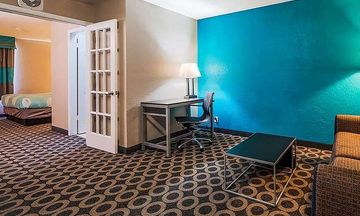 Travelodge by Wyndham Downtown NE