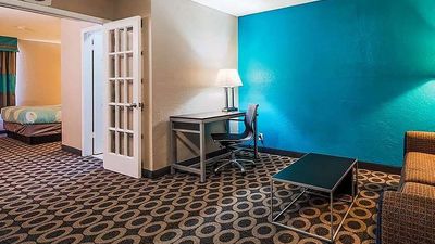 Travelodge by Wyndham Downtown NE