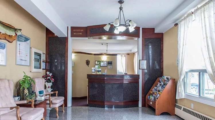 Super 8 by Wyndham Pembroke Lobby