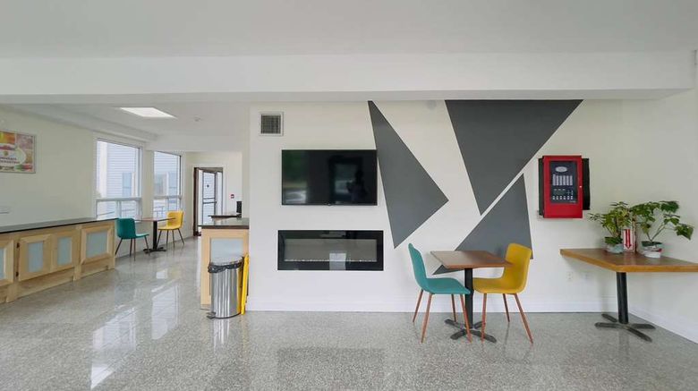 <b>Super 8 by Wyndham Pembroke Lobby</b>. Images powered by <a href="https://iceportal.shijigroup.com/" title="IcePortal" target="_blank">IcePortal</a>.