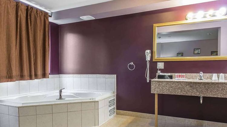 Super 8 by Wyndham Pembroke Room