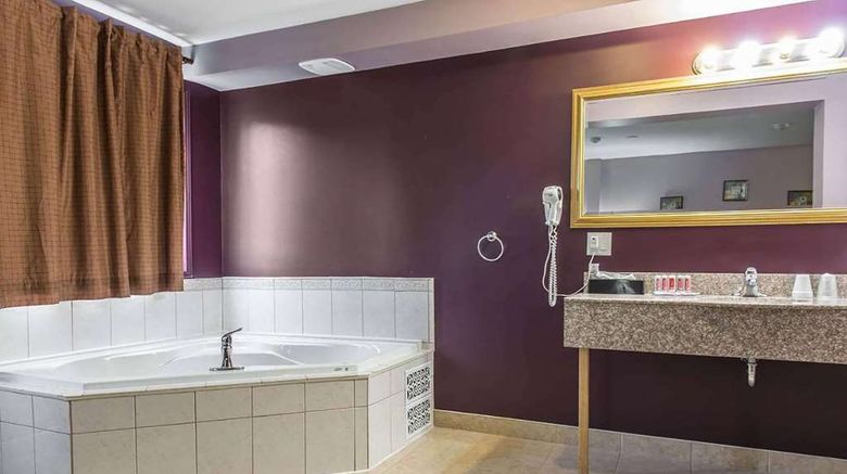 <b>Super 8 by Wyndham Pembroke Room</b>. Images powered by <a href="https://iceportal.shijigroup.com/" title="IcePortal" target="_blank">IcePortal</a>.