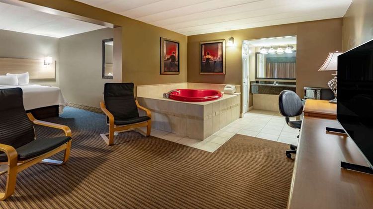 Days Inn by Wyndham Birch Run Room