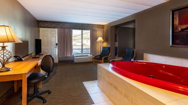 Days Inn by Wyndham Birch Run Room