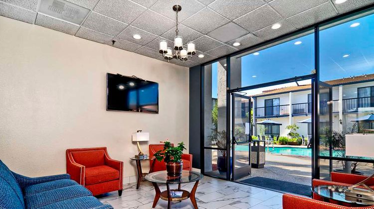 Quality Inn & Suites Lobby