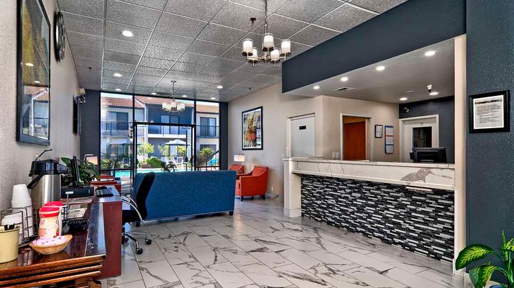 Quality Inn & Suites Lobby