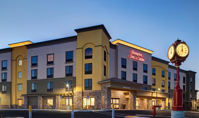 Hampton Inn & Suites Marina Exterior