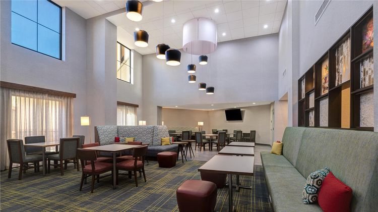 Hampton Inn & Suites Marina Lobby