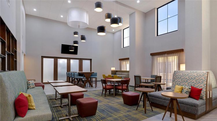 Hampton Inn & Suites Marina Lobby