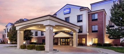 Baymont by Wyndham Pratt Exterior