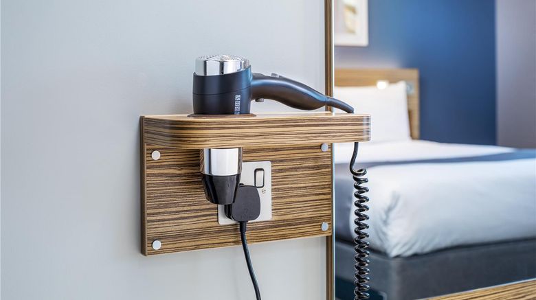 <b>Travelodge Walton-on-Thames Central Room</b>. Images powered by <a href="https://iceportal.shijigroup.com/" title="IcePortal" target="_blank">IcePortal</a>.