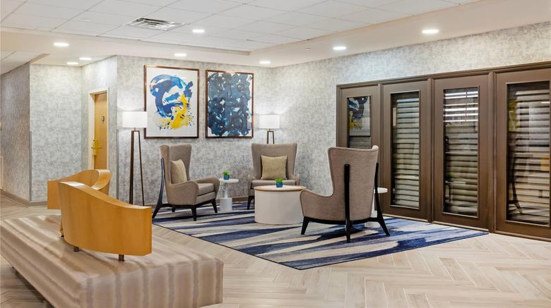 <b>Comfort Inn & Suites Lobby</b>. Images powered by <a href="https://iceportal.shijigroup.com/" title="IcePortal" target="_blank">IcePortal</a>.