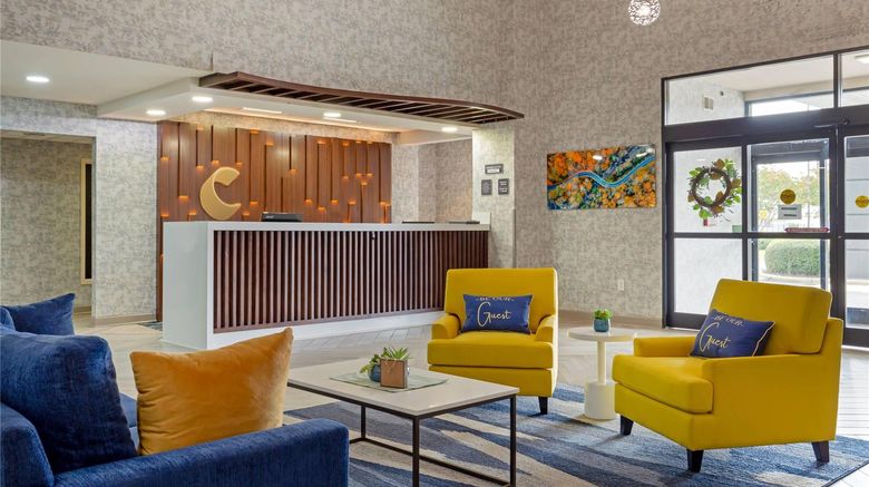 <b>Comfort Inn & Suites Lobby</b>. Images powered by <a href="https://iceportal.shijigroup.com/" title="IcePortal" target="_blank">IcePortal</a>.