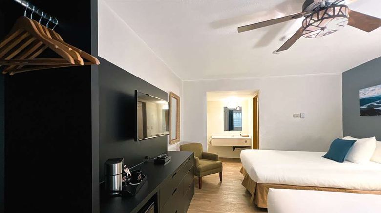 <b>The Downtown, a Coast Hotel Room</b>. Images powered by <a href="https://iceportal.shijigroup.com/" title="IcePortal" target="_blank">IcePortal</a>.